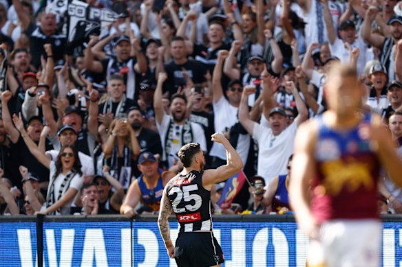 Crisp a commencé sa carrière avec les Brisbane Lions. En 2023, il faisait partie de l'équipe Magpies qui les a battus lors de la grande finale.