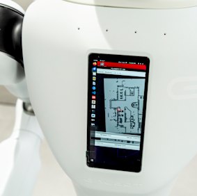 Un écran d'affichage sur un robot en cours de formation pour saluer les visiteurs de l'usine d'assemblage de voitures Zeekr à Ningbo, en Chine.
