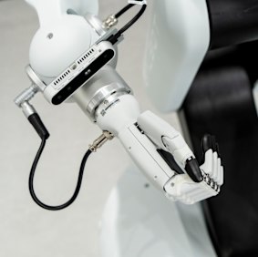 Le robot Greeter de la plante Zeekr, qui est toujours en test, a une main humanoïde.