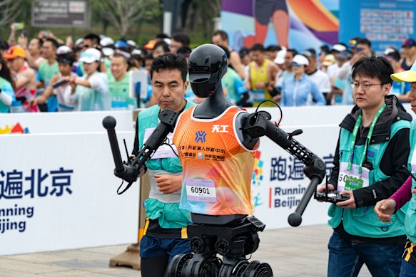 Pour démontrer les progrès de l'automatisation, Pékin a détenu un demi-marathon pour 12 000 coureurs et 20 robots humanoïdes. Seuls six robots ont terminé.