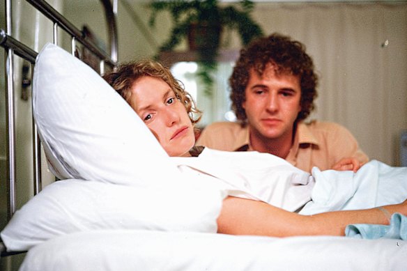 Molly (Anne Tenney), souffrant de leucémie, est réconfortée par son mari Brendan (Shane Whittington) dans une pratique de pays.