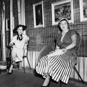 Olley (à droite) avec Marjorie Johnstone à la Johnstone Gallery au sous-sol de l'arcade de Brisbane en 1960.