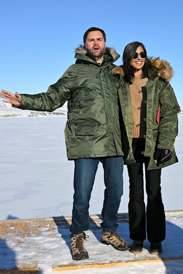 Le vice-président JD Vance et la deuxième Lady Usha Vance lors d'une visite de la base spatiale Pituffik, au Groenland, en mars.