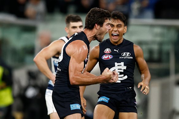 George Hewett célèbre son scellant contre Geelong.