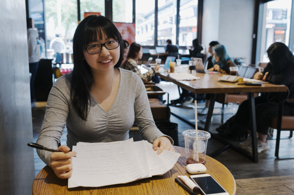 L'étudiante de 12e année, Tiffany Nie, photographiée en 2020, faisait partie de nombreux étudiants du monde qui ont utilisé Starbucks comme espace d'étude.