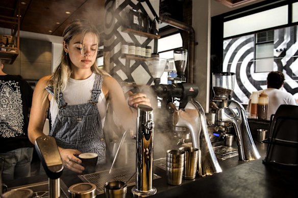Un barista à Single O, Sydney.