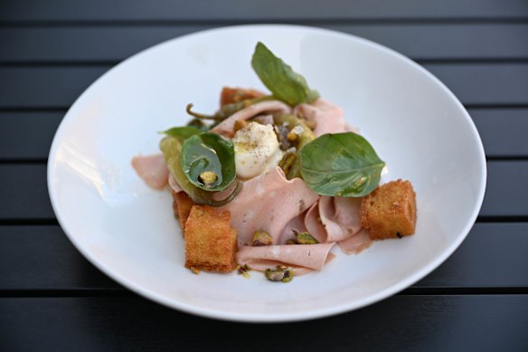 Burrata, Mortadella, Guindilla Peppers, Pistaches et Crûts.