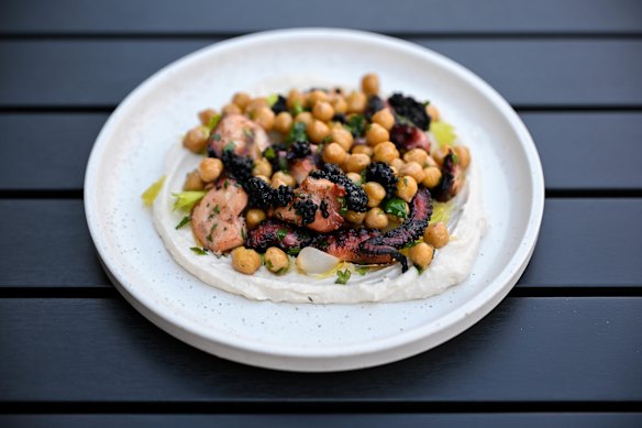 Cicciolina est carbonisée Wa Poctupus avec Taramasalata, Chicefes et Avruga Caviar.