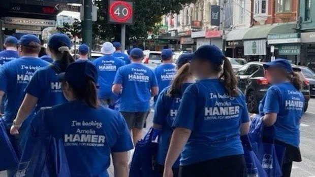 Les membres des frères soutenant le candidat libéral se rendent dans un bureau de vote à Kooyong.