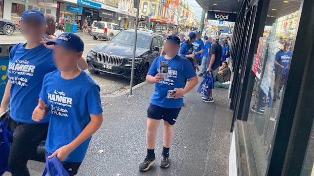 Les membres des frères rejoignent la campagne libérale à Kooyong.
