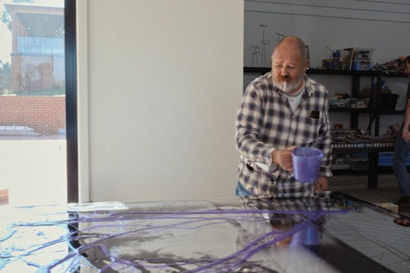 Dale Frank commence une œuvre en versant des pigments sur Perspex. 