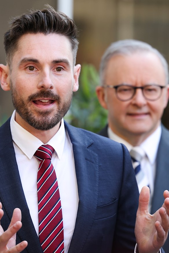 Candidat travailliste pour Deakin Matt Gregg et le Premier ministre Anthony Albanese à Croydon en avril.