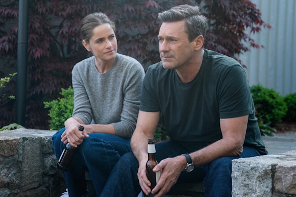 Andrew Cooper (Jon Hamm) et l'ex-femme Mel (Amanda Peet) naviguent sur de nouvelles relations dans vos amis et voisins.
