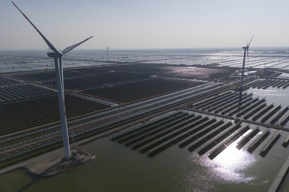 Un parc solaire et éolien massif près de Weifang, en Chine.