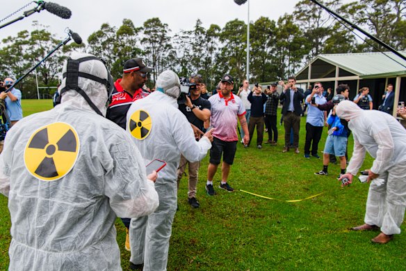 Les manifestants de l'annonce annulée de Peter Dutton portaient des combinaisons de danger et mesuraient des places pour un réacteur nucléaire potentiel.