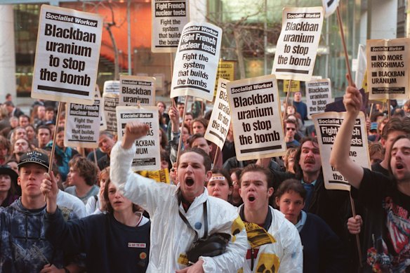 Les manifestants anti-nucléaires montrent leur colère contre le consulat français à Sydney. 6 septembre 1995. Photo de Glenn Shipley