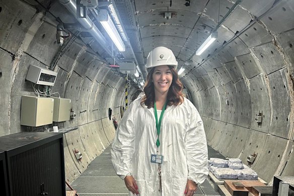 Kirsty Baybron dans un laboratoire nucléaire en Belgique.