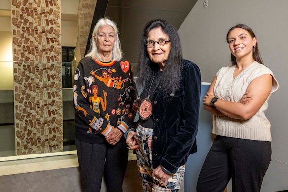 De gauche à droite, Marcia Langton, Judith Ryan et Shanysa McConville ont organisé une exposition ambitieuse traduisant 65 000 ans d'art indigène.