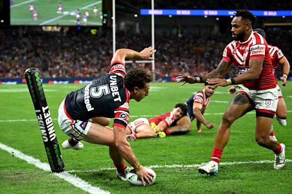 Mark Nawaqanitawase scores pour les coqs contre les Dolphins.