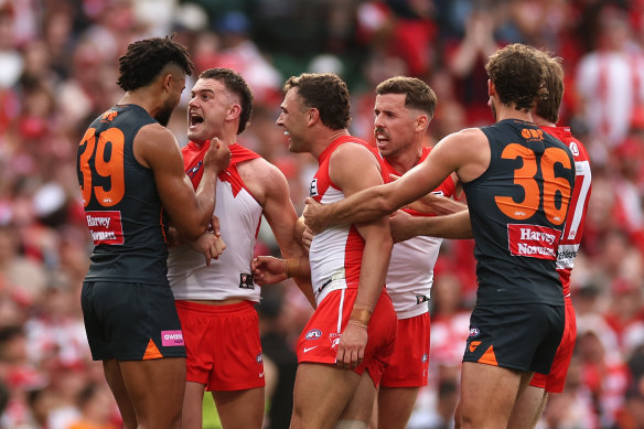 Connor Idun (à gauche) échange des mots avec Tom Papley lors du dernier derby de Sydney