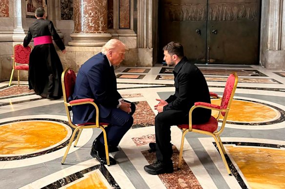 Le président américain Donald Trump et le président ukrainien Volodymyr Zelensky parlent avant les funérailles du pape.