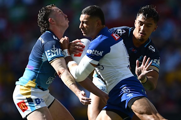 Marcelo Montoya de Canterbury se prépare à s'écraser sur les défenseurs de la Gold Coast.