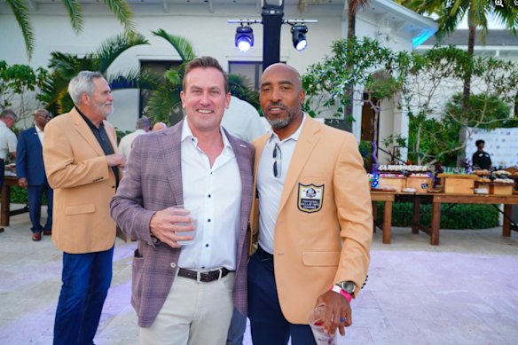 James Hardie Boss Aaron Erter (à gauche) avec l'ancienne joueuse de la NFL Ronde Barber lors du lancement du James Hardie Pro Football Hall of Fame Invitational le mois dernier.
