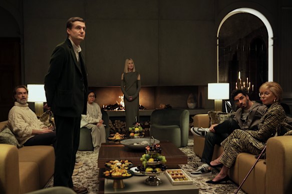 Baranski (à l'extrême droite) joue en face de Nicole Kidman (au centre) dans la deuxième saison de neuf étrangers parfaits.