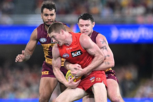Matt Rowell, des Suns, est sous pression par la défense de Lachie Neale.
