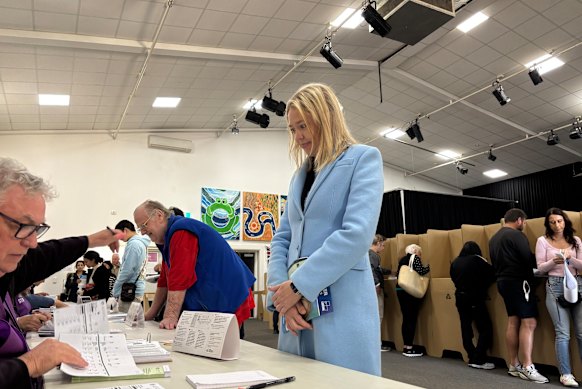 La députée libérale Amelia Hamer vote son vote.