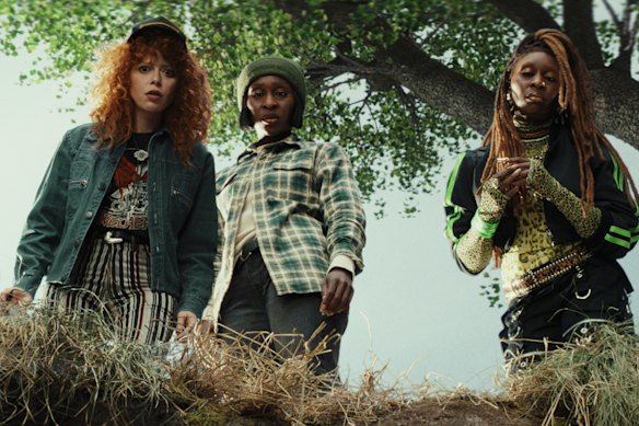 Cynthia Erivo (à droite) comme deux des sextuplets et Natasha Lyonne en tant que Charlie Cale à Poker Face.