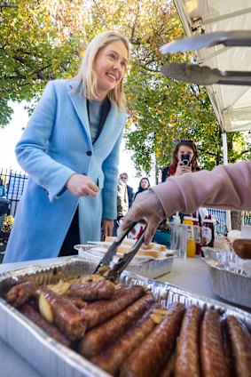 La candidate libérale de Kooyong Amelia Hamer après avoir voté à l'école primaire de Balwyn.