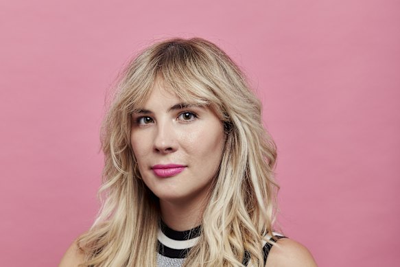 La romancière et évangéliste romantique à succès Emily Henry.