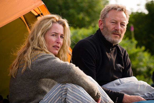Gillian Anderson et Jason Isaacs jouent Raynor et Moth Winn, qui ont défié les médecins et la logique lorsqu'ils sont partis sur le chemin du sel.