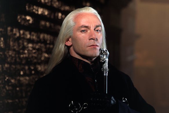 Jason Isaacs comme le blond et menaçant Lucius Malfoy.