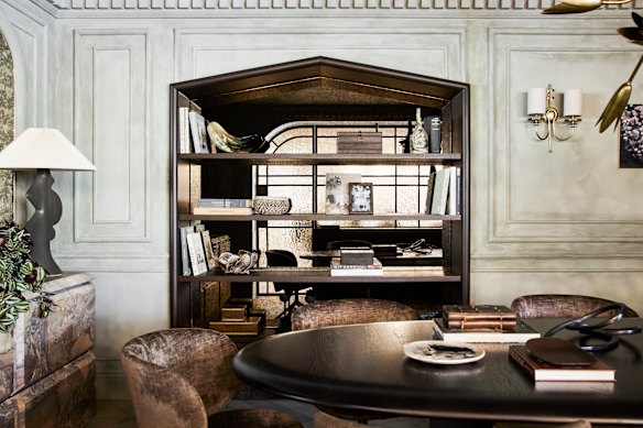 La salle de réunion du studio de la créatrice Kate Nixon est à la fois un bel environnement de bureau pour son personnel et une vitrine pour son travail.