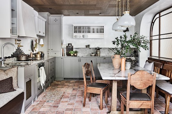 La cuisine de style ferme du Studio Kate Nixon sert également d'espace en petits groupes.