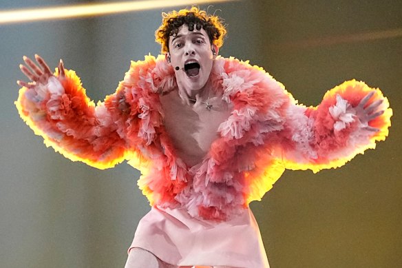 Nemo effectue le code lors de la grande finale de l'Eurovision de l'année dernière.