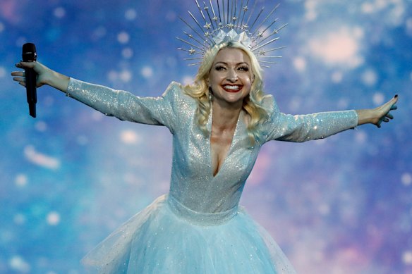 Kate Miller-Heidke plane à Eurovision en 2019.