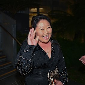 Mercredi soir, Nagi Maehashi de Recittin mange aux Australian Book Industry Awards.