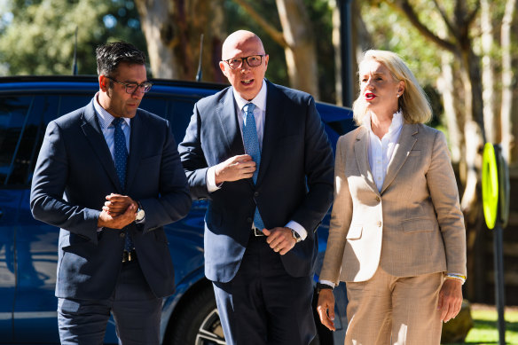 Candidat libéral pour Calwell Usman Ghani le mois dernier avec Peter Dutton et le sénateur Bridget McKenzie.
