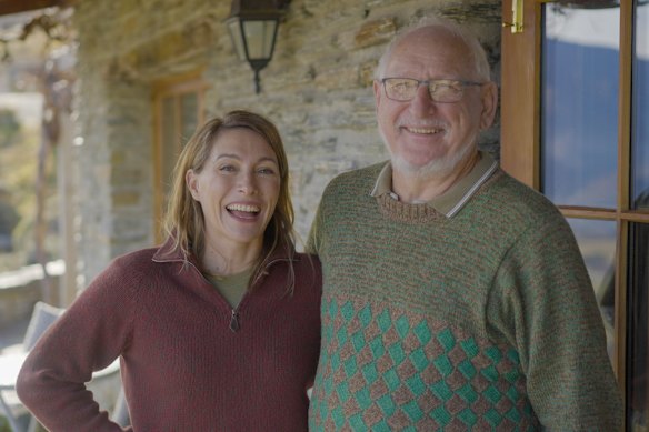 Claudia Karvan, ici avec son cousin perdu depuis longtemps Douglas Sheppard à Creagh Cottages à Queenstown, en Nouvelle-Zélande, a été stupéfaite par sa réponse émotionnelle au spectacle.