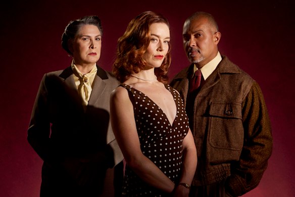 De gauche à droite, Pamela Rabe, Nikki Shiels et Bert Labonte étoilent à Rebecca au MTC.