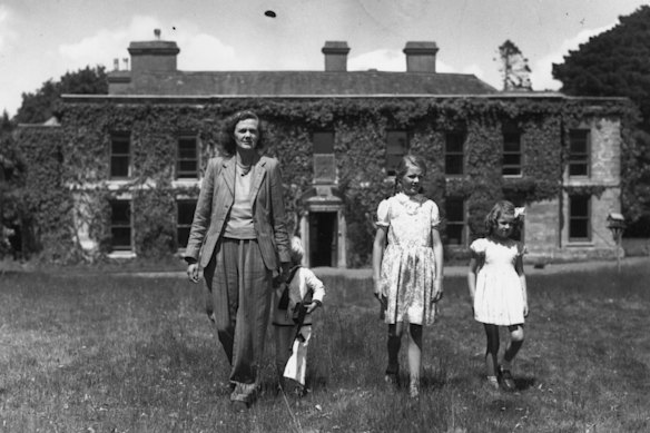 «Nous sommes en un seul»: Daphne du Maurier à Menabilly en 1944 avec ses enfants, Christian, Tessa et Flavia.