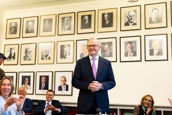 Vendredi matin, le Premier ministre Anthony Albanese s'adressant au caucus du travail.