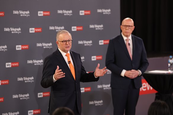 Albanese et Peter Dutton dans l'un des débats des dirigeants pendant la campagne électorale.