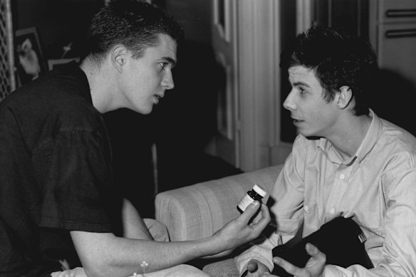 Luke (Matt Day) interroge son ami Tony (Noah Taylor) sur les «pilules intelligentes» qu'il prend toujours dans un épisode de 1990 d'une pratique de pays.