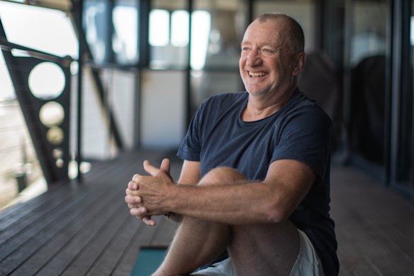 Les corps rigides ne doivent pas être une partie inévitable du vieillissement, dit Richard Coyne. Il a pris le yoga il y a 11 ans et n'a pas regardé en arrière.