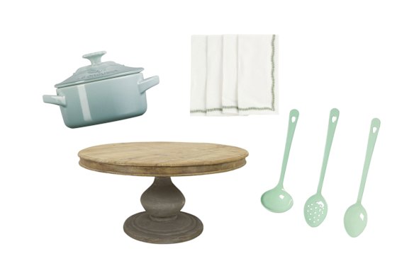 «Petite casserole»; Table «Stratford»; CHAMOS NAPKINS; Ustensiles de cuisine en émail.