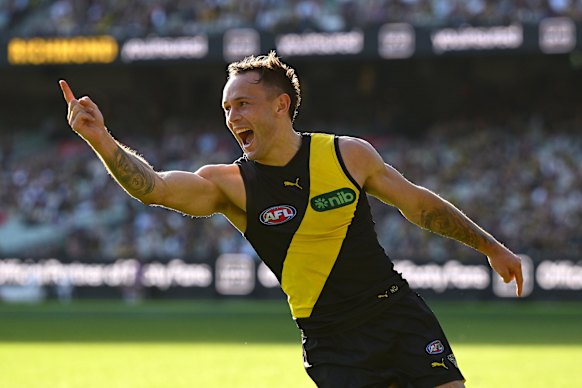 Rhyan Mansell de Richmond célèbre.